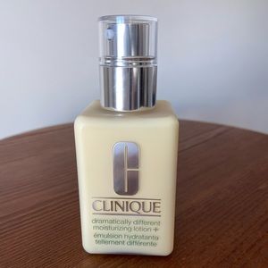 Full-Size Clinique Dramatically Different Lotion+